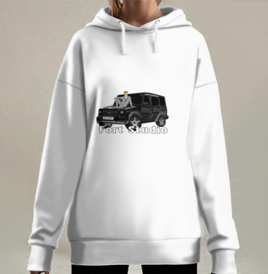 Мужчина на черном автомобиле в элегантной позе Fort Studio, Hoodie Long Oversize 3D