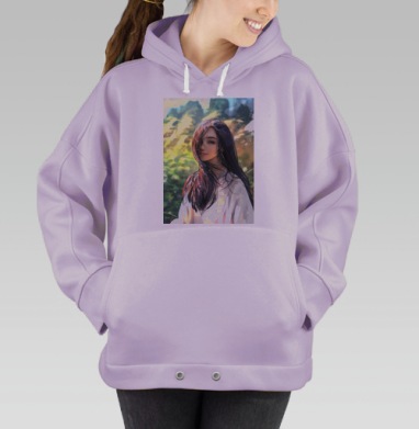 Девушка улыбается наслаждаясь летним солнечным теплом, Hoodie Oversize Fiolet