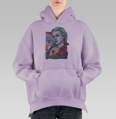 Созерцательная женщина с красными цветами на фоне маяка, Hoodie Oversize Fiolet, утепленная